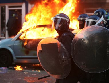 Νύχτα βίας στο Λονδίνο μετά από τον θάνατο ενός μετανάστη (βίντεο)